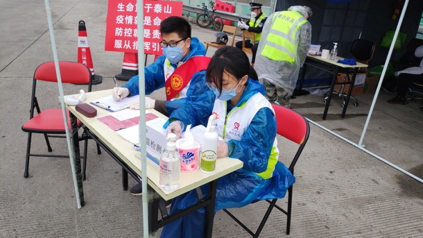 D:\Backup\桌面\新闻\20200227必赢线路检测3003no1学子积极参与疫情防控志愿服务工作\学生党务助理张娟参与疫情防控志愿服务（发文稿）.jpg