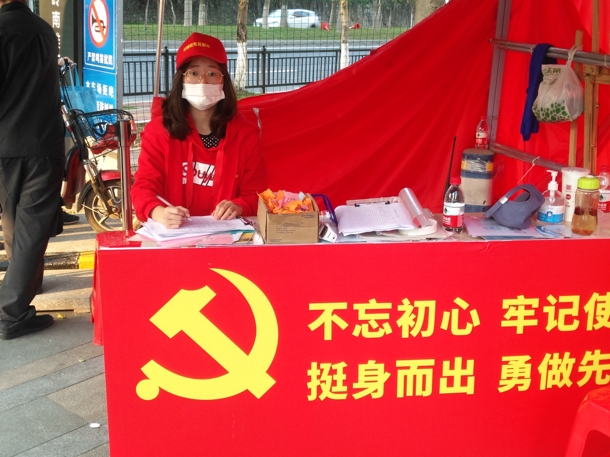 D:\Backup\桌面\新闻\20200227必赢线路检测3003no1学子积极参与疫情防控志愿服务工作\学生干部黄舒婷参与疫情防控志愿服务（发文稿）.jpg